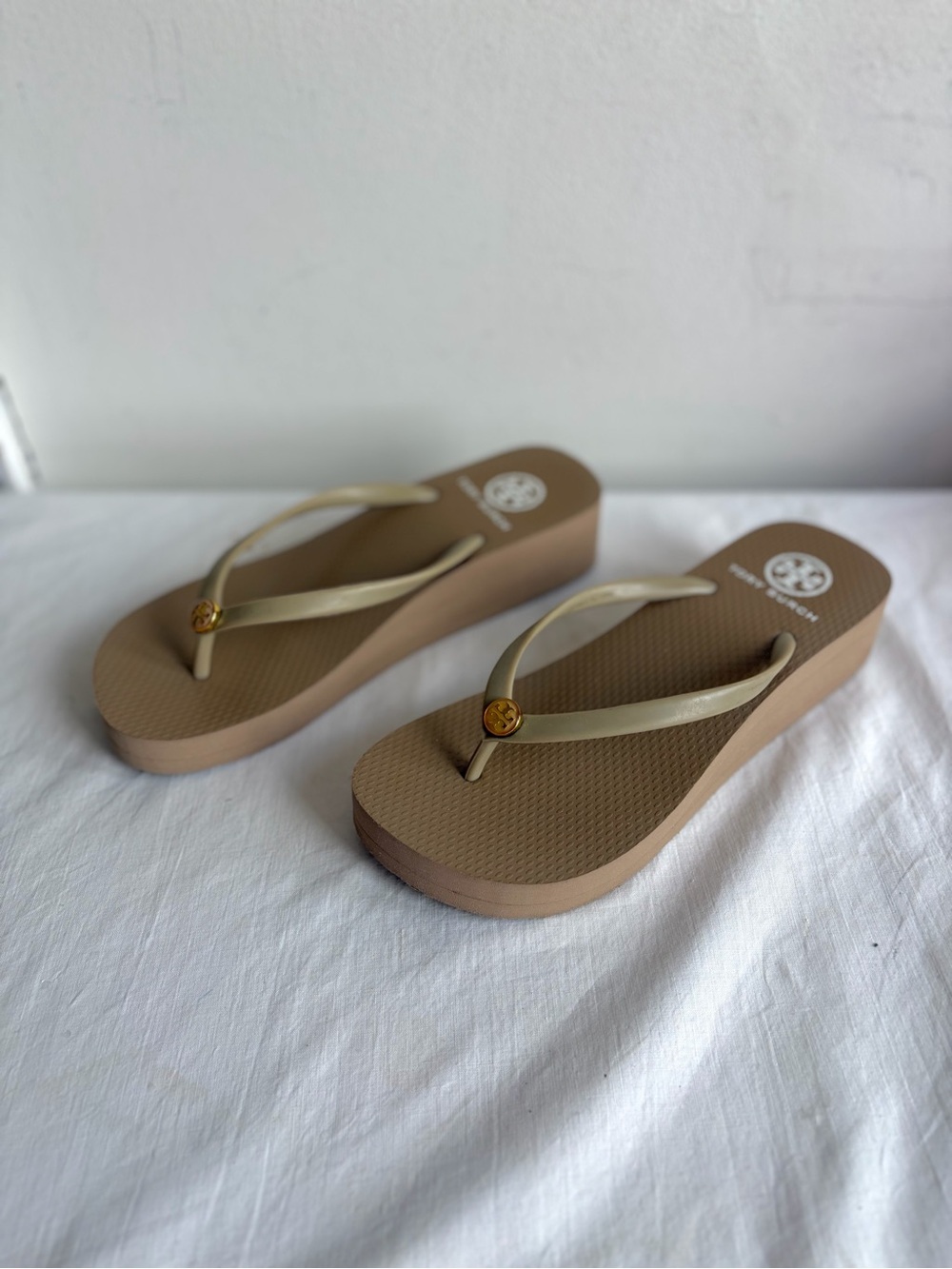 Tory Burch Taupe Thin Wedge Platform Flip Flops Sandals Gold Logo - Picture 5 of 15